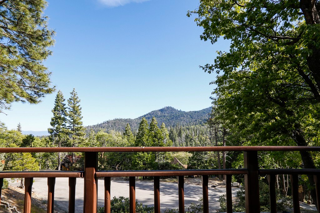 Retro Alta Sierra A-Frame Cabin - Sequoia Forest