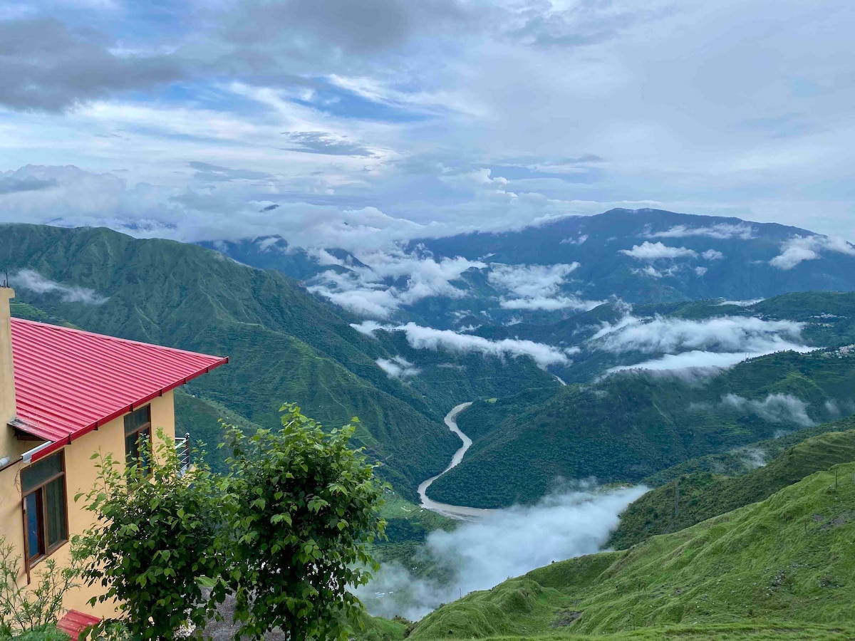 The Solitaire - 2 luxury Room, near Chakrata, UK