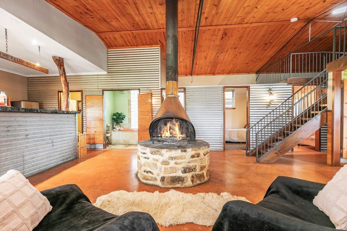 Farm stay retreat with open fire place & hot tub.