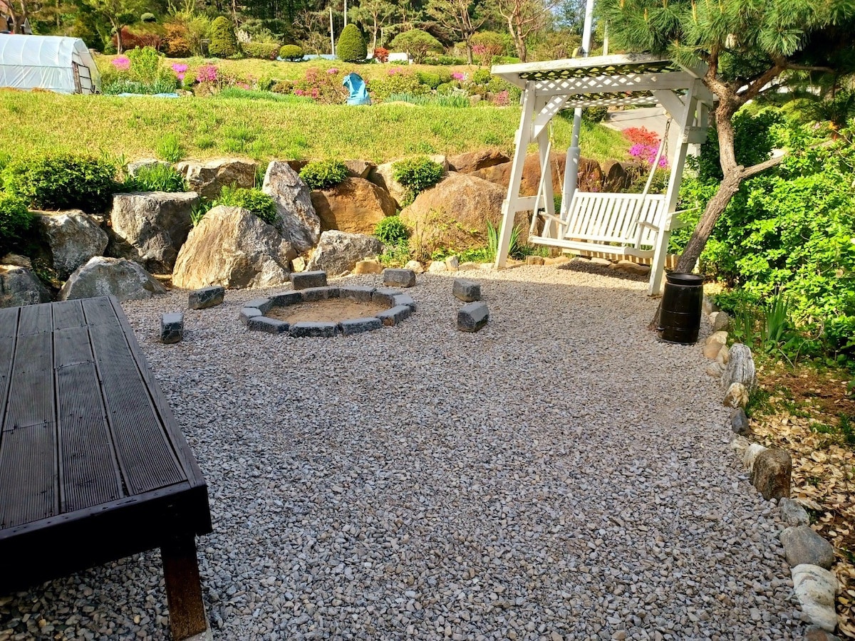 *特价*木柴餐厅，宽敞的院子，让您感到舒适，蓝山景观： Blooming Park