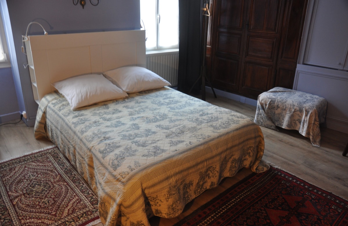 Nice large bedroom in the center of Saulieu.