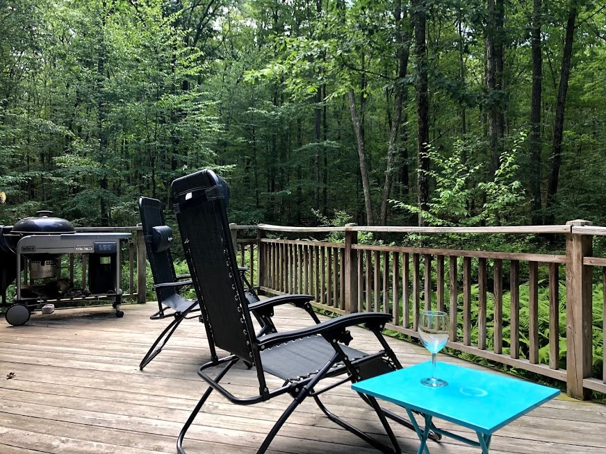 Woodsy Retreat, Sunny Home with Paths and Stream