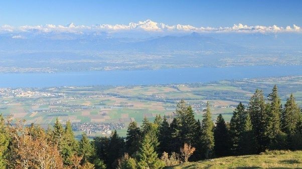 令人惊叹的日内瓦湖和阿尔卑斯山景