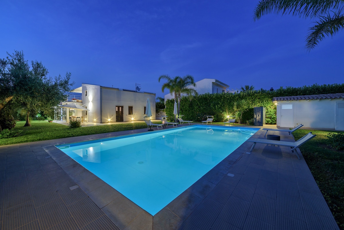 Flora, luxury villa with pool near the sea