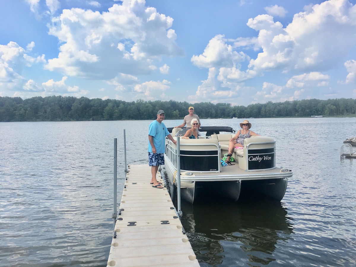 Lakefront on Coldwater Chain! Pontoon Available!