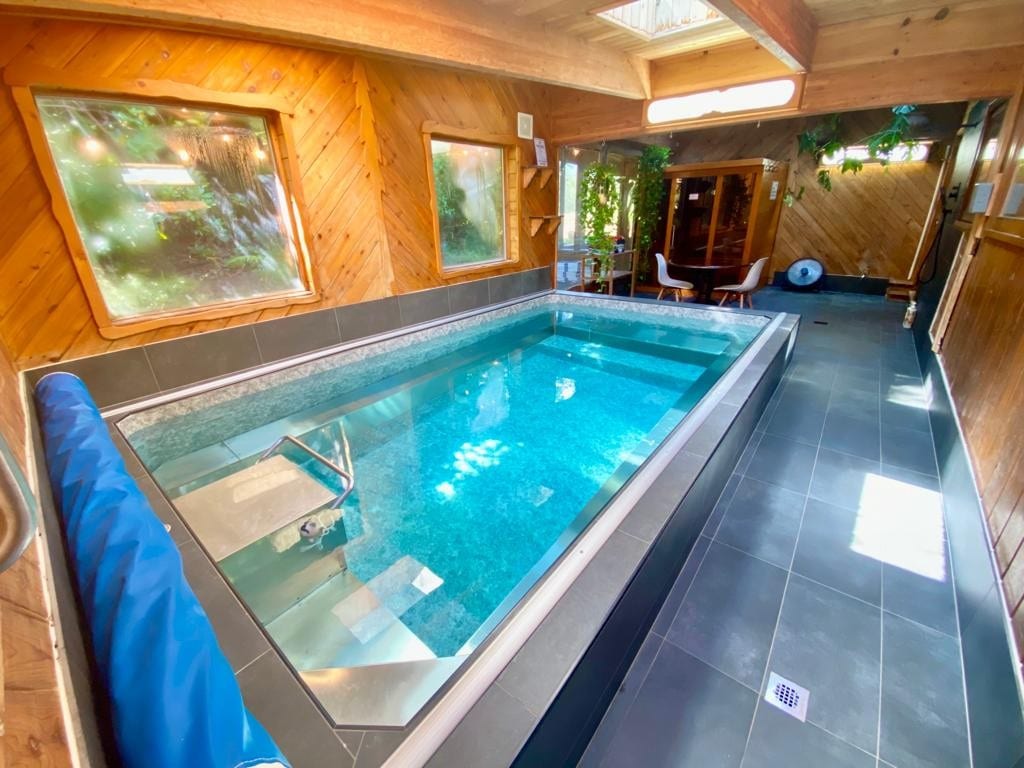 Ambassador Cabin > Indoor Pool Sauna 10+ Acres EV!