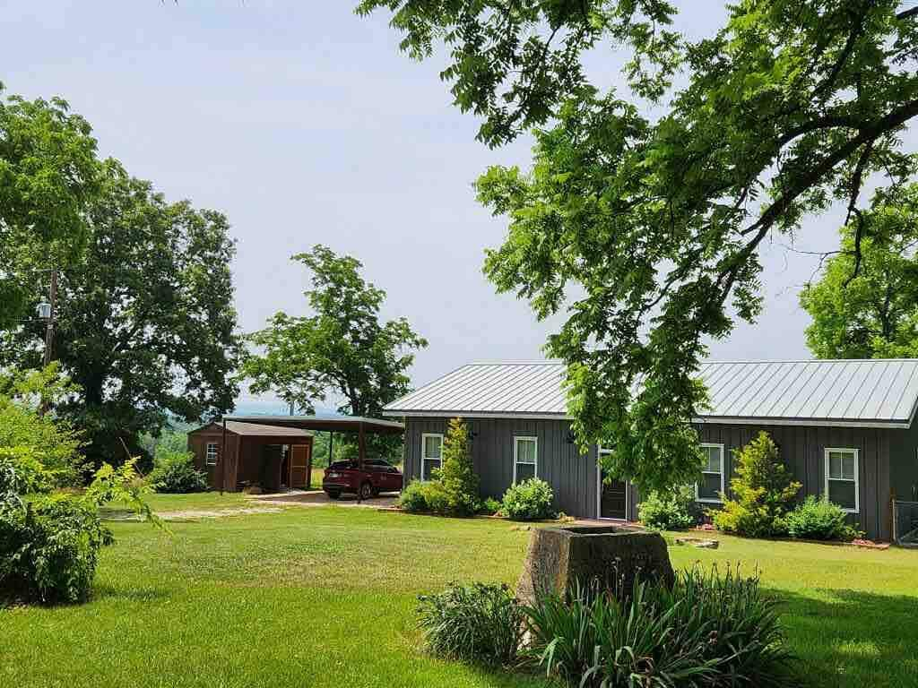 Modern House-scenic backyard; 10 min to Buffalo