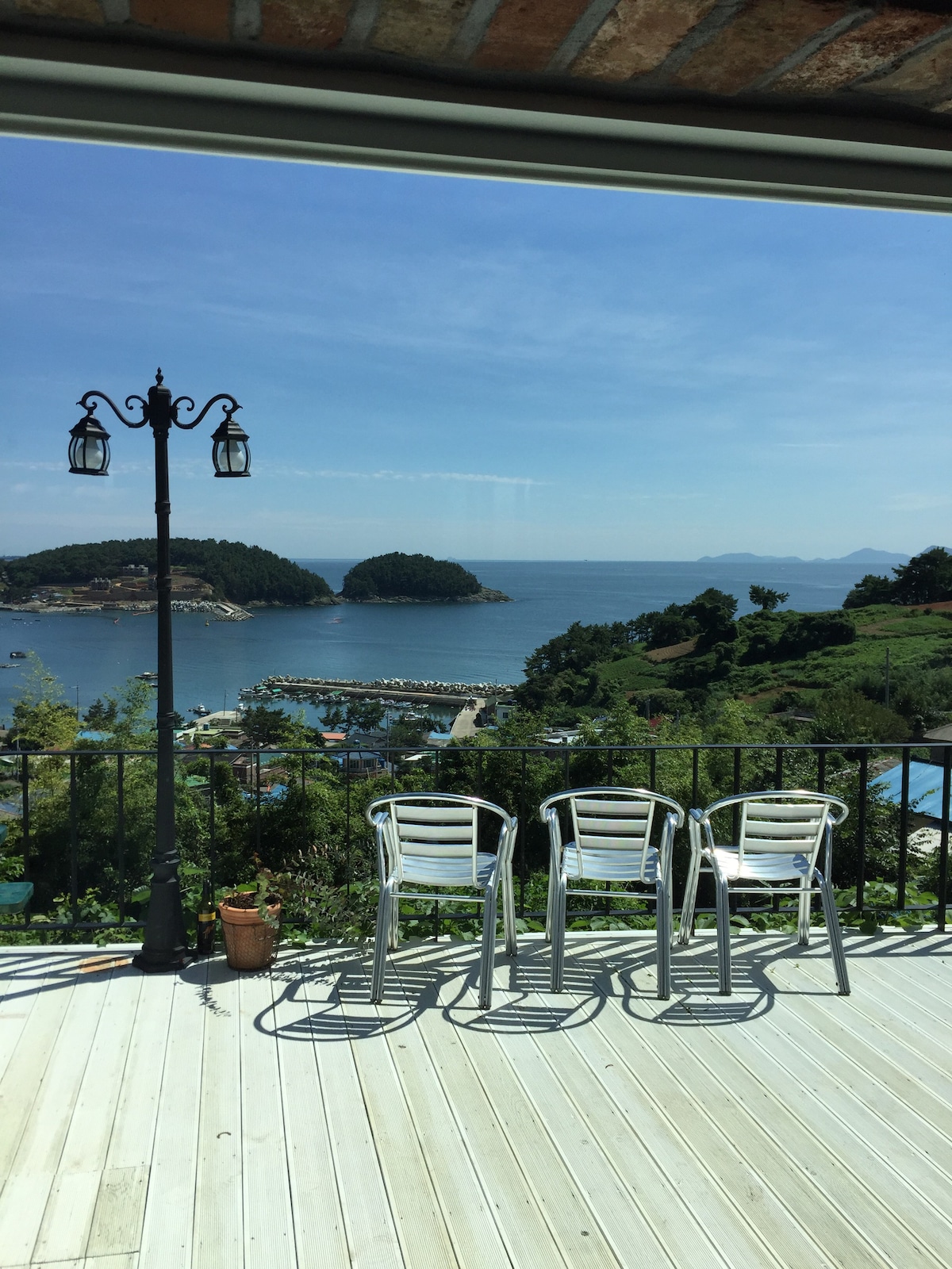 在这里，您可以像在自己花园一样欣赏南海（ Namhae Sea ）。 
岛上乡村别墅变成了我的别墅。