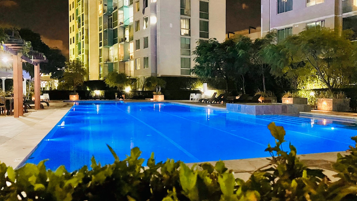 Bambu位于市中心的公寓，带泳池/健身房/全套设施