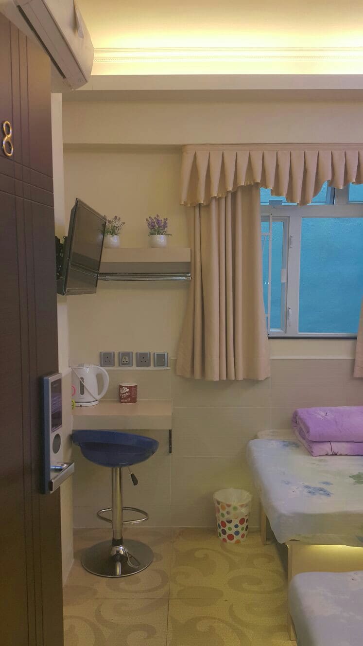 喜日賓館：18號房間雙床房（ Deluxe twin room）床寬90cm，獨立洗手間，大窗。
