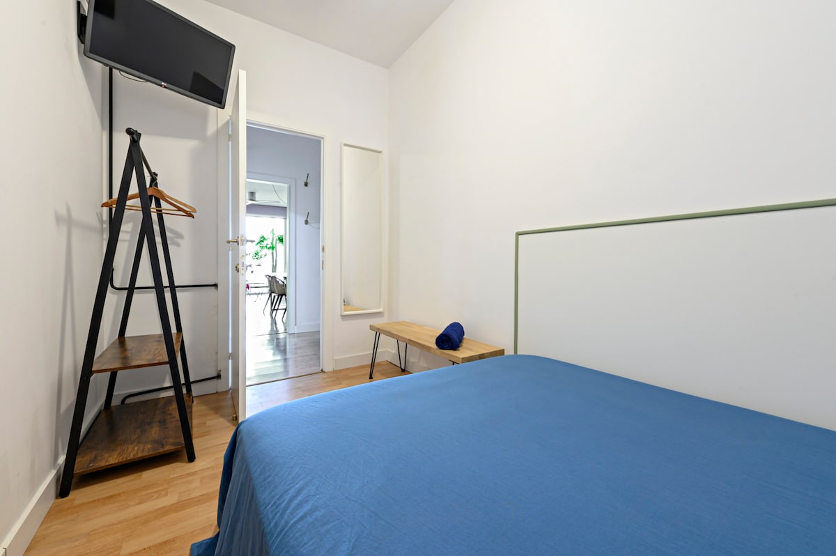 Double single Room  Barcelona 31 days minimum.