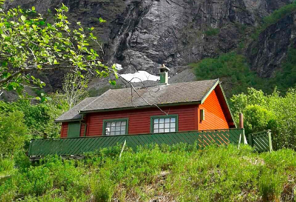 Rauma的钓鱼小屋，可欣赏Trollveggen的美景