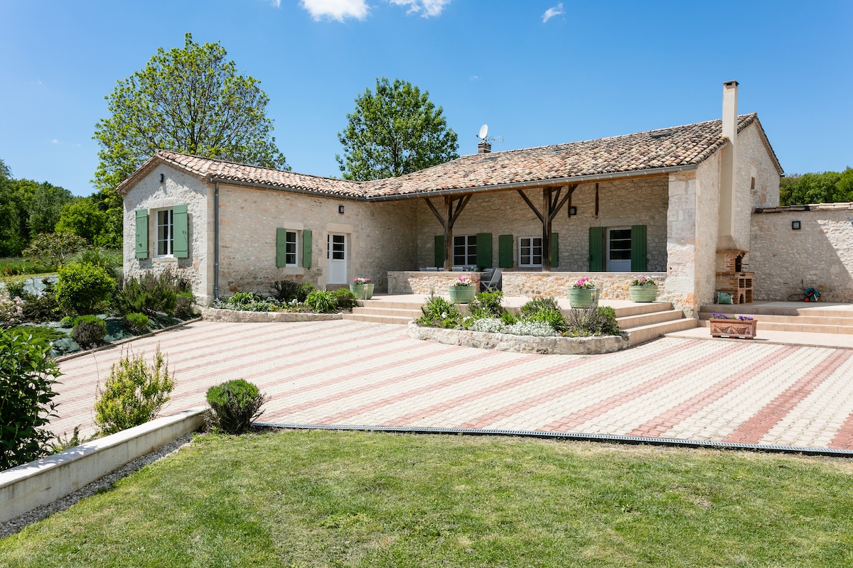 Maison de charme avec piscine et jacuzzi