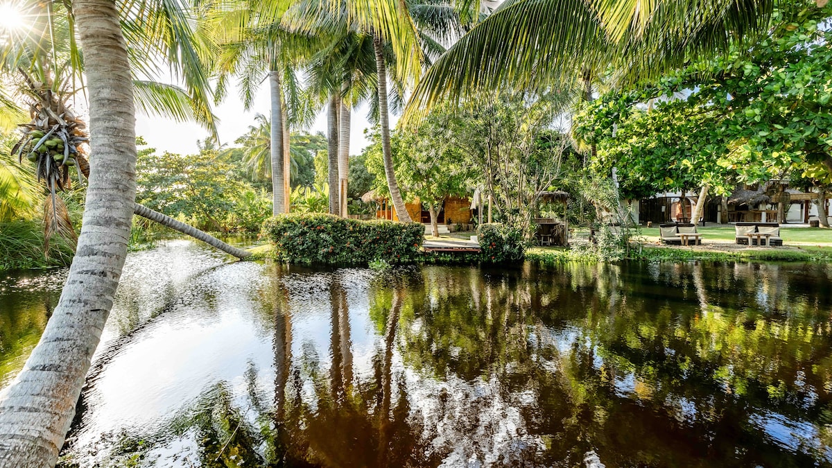 Kibayo Lagoon villa with palm tree garden & lagoon