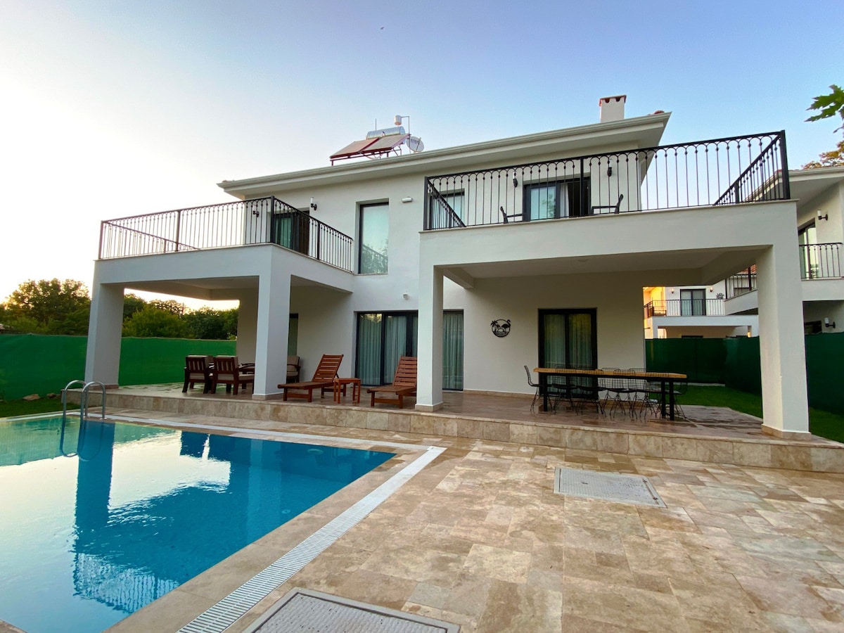 4 BedroomWith Private Pool Nature Interwined Villa