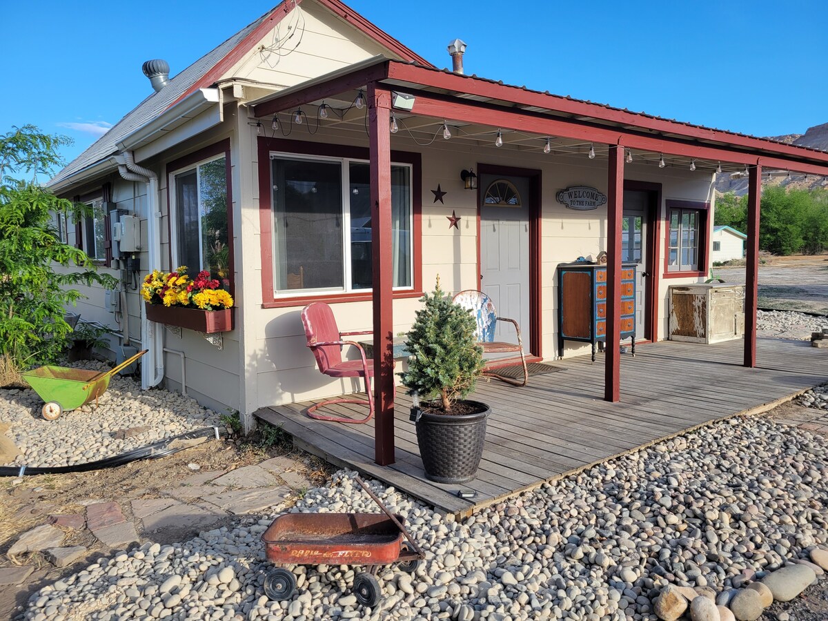 Quaint  Farmhouse on Palisade Peach Orchard