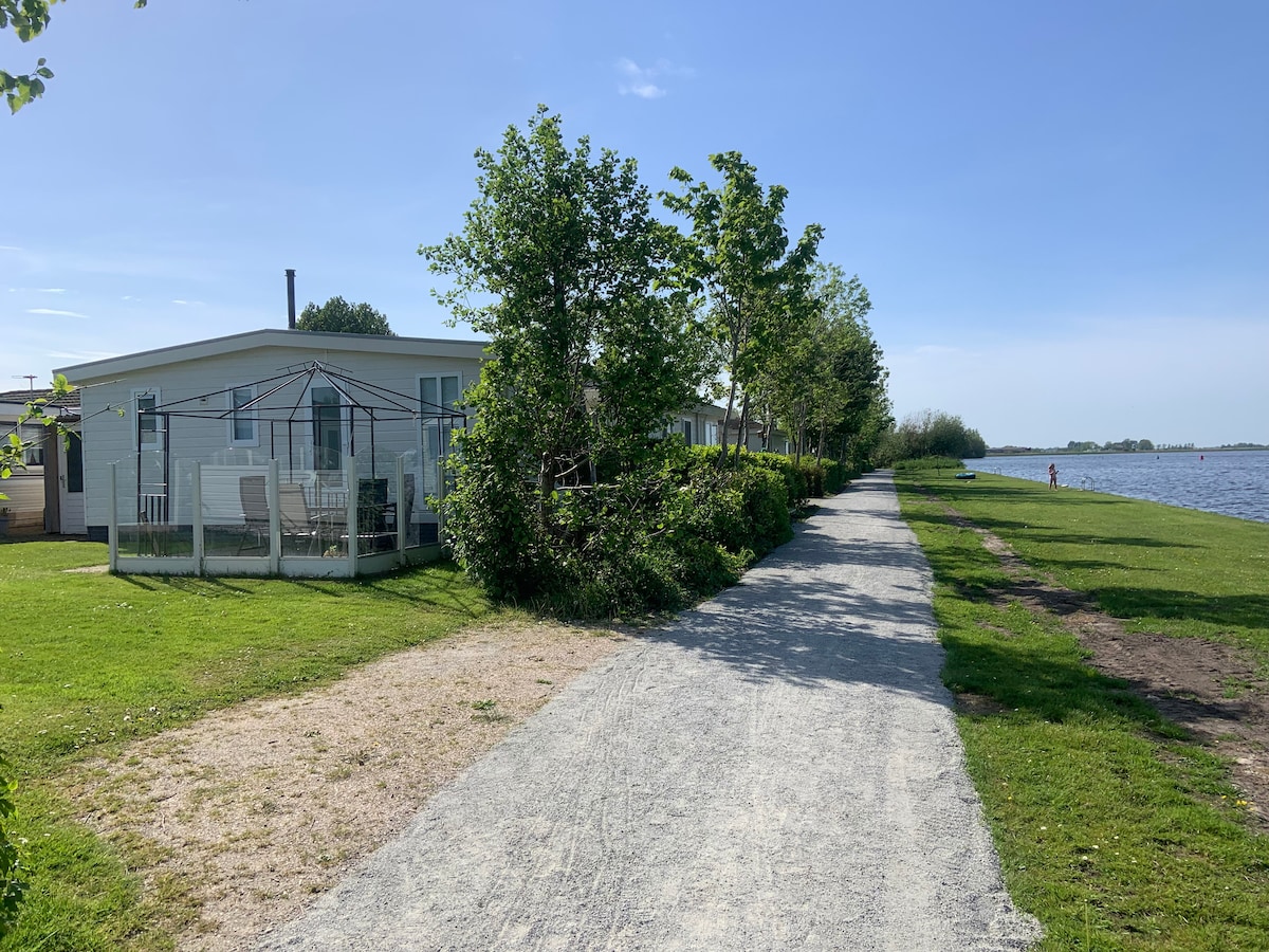 Modern chalet aan het water in Friesland