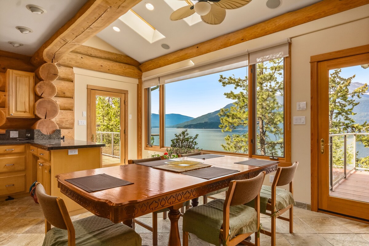 Lakefront Resort Home, Kootenay Bay