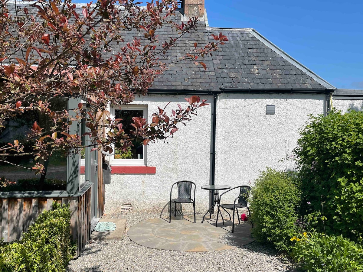 One bed cosy Highland cottage, self-contained