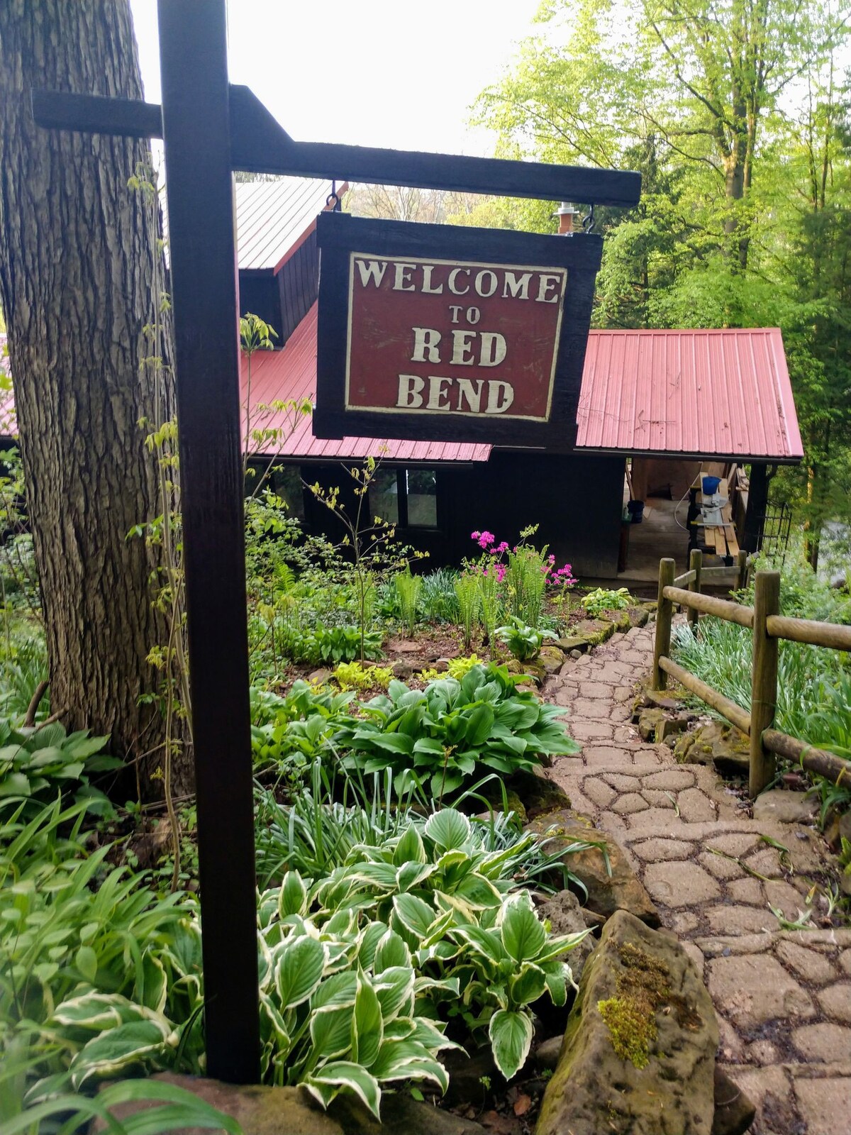 红本德小木屋，可俯瞰河流，配有热水浴缸。