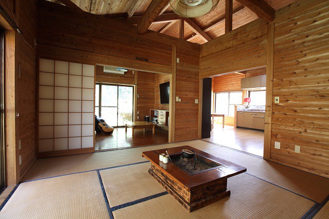 在屋久岛（ Yakushima ）的一个独立房间里，像屋久岛南村庄一样生活