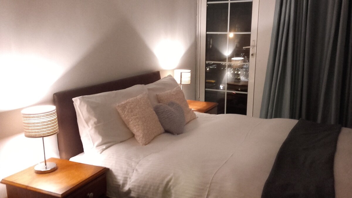 科克市中心明亮通风双卧室复式公寓