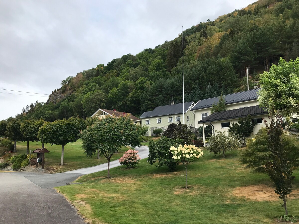 Idyllisk gårdshus ved Sognefjorden