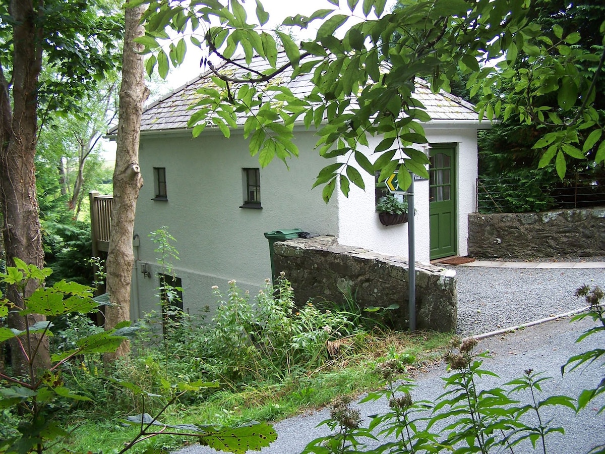 斯诺多尼亚小屋（ Snowdonia Cottage ）、阳台和海景。