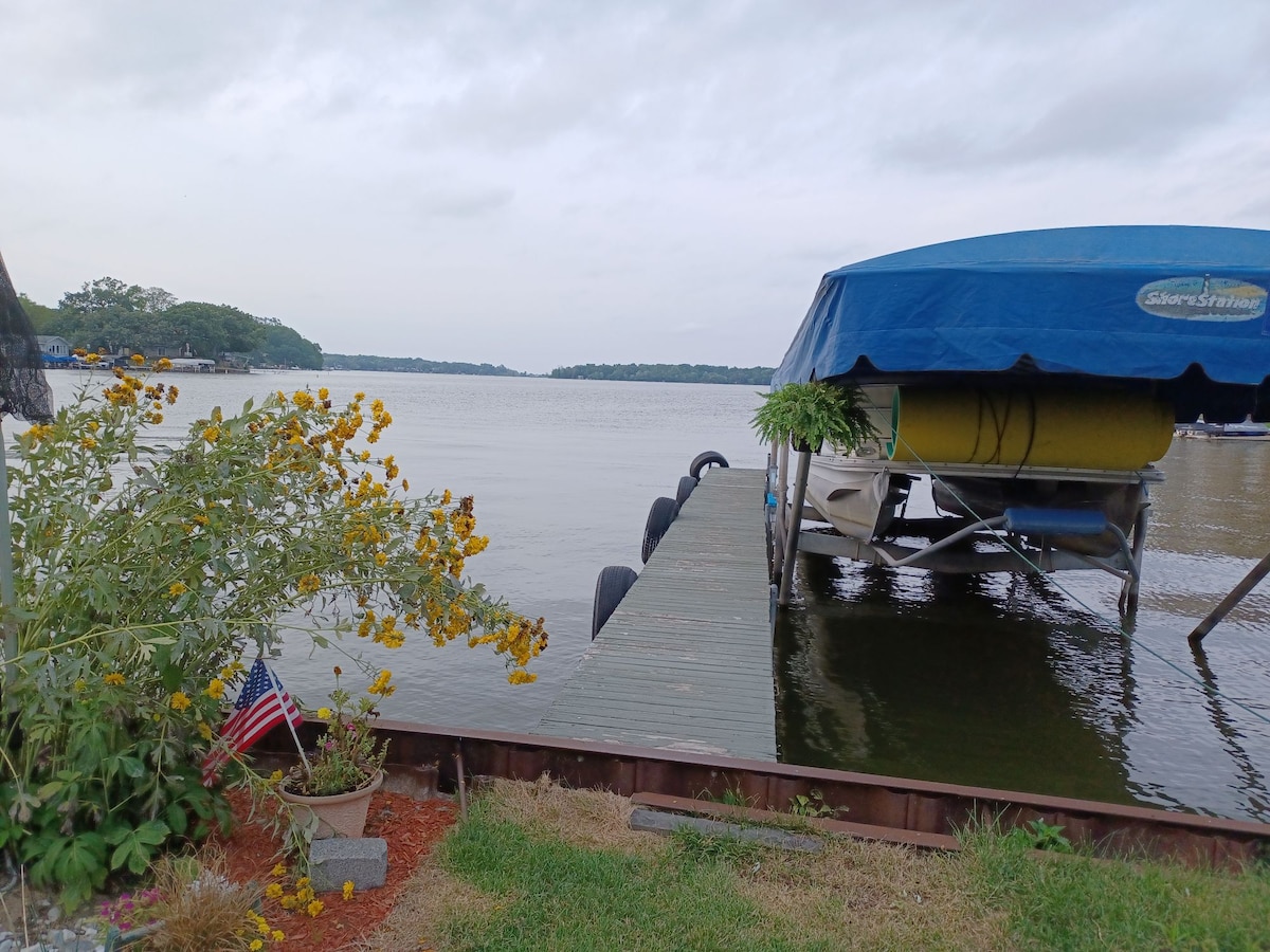 This is a VACATION spot! With a million dollar view! bring your water toys, or just float right off the pier, for wonderful swimming!