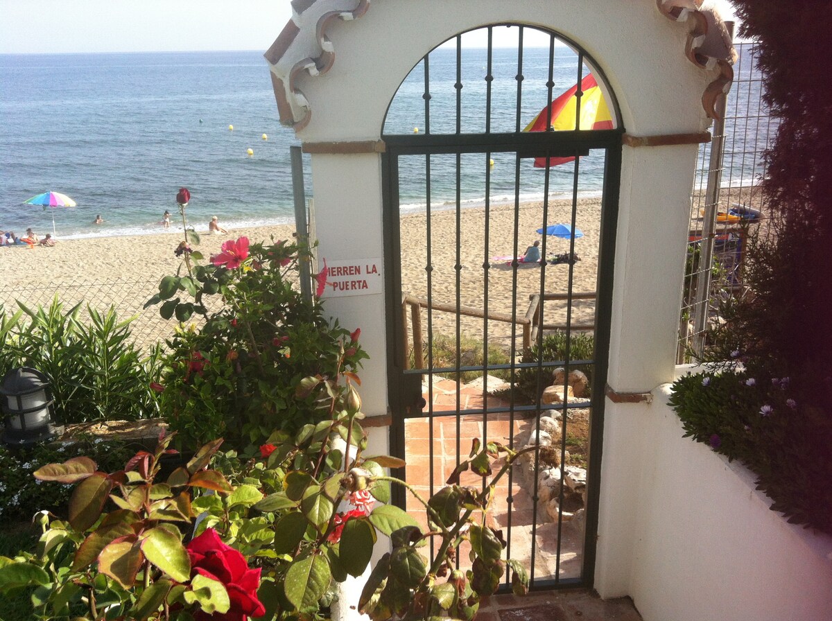 卡拉洪达公寓（ Calahonda apto ）就在海滩上。VFT/MA/09974