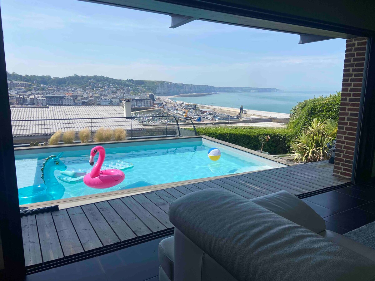 Maison avec piscine vue port, falaises et mer