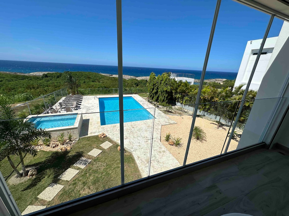 Newly remodeled oceanfront home w/ pool & hot tub