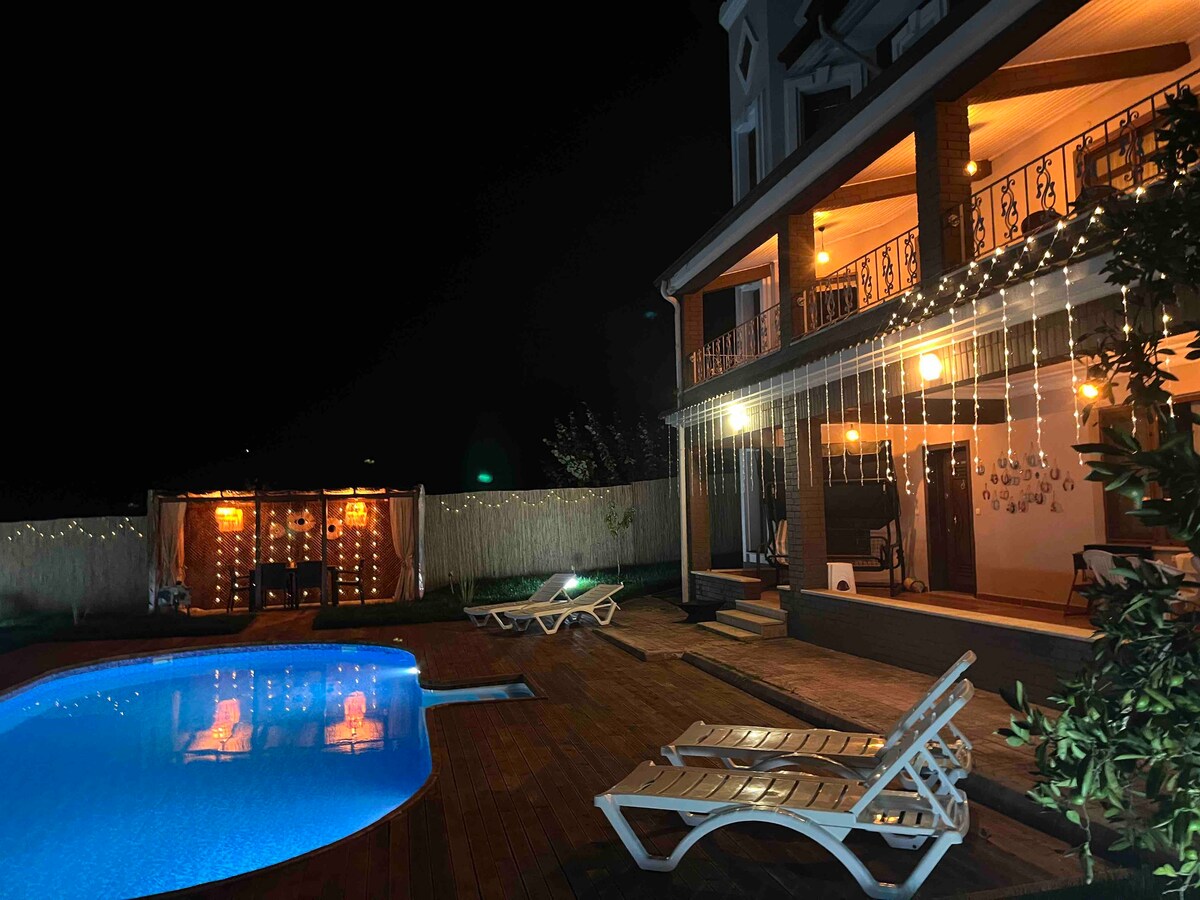 完全独立的别墅，带泳池，可欣赏萨潘卡湖的美景