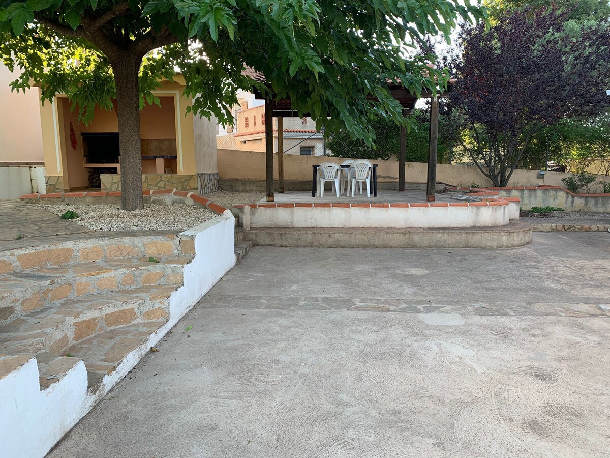 Relajación en la montaña con piscina y jacuzzi.