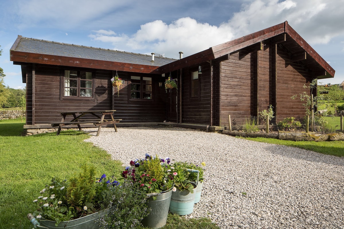 Exclusive Luxury Hot Tub Log Cabin, Lapwing lodge