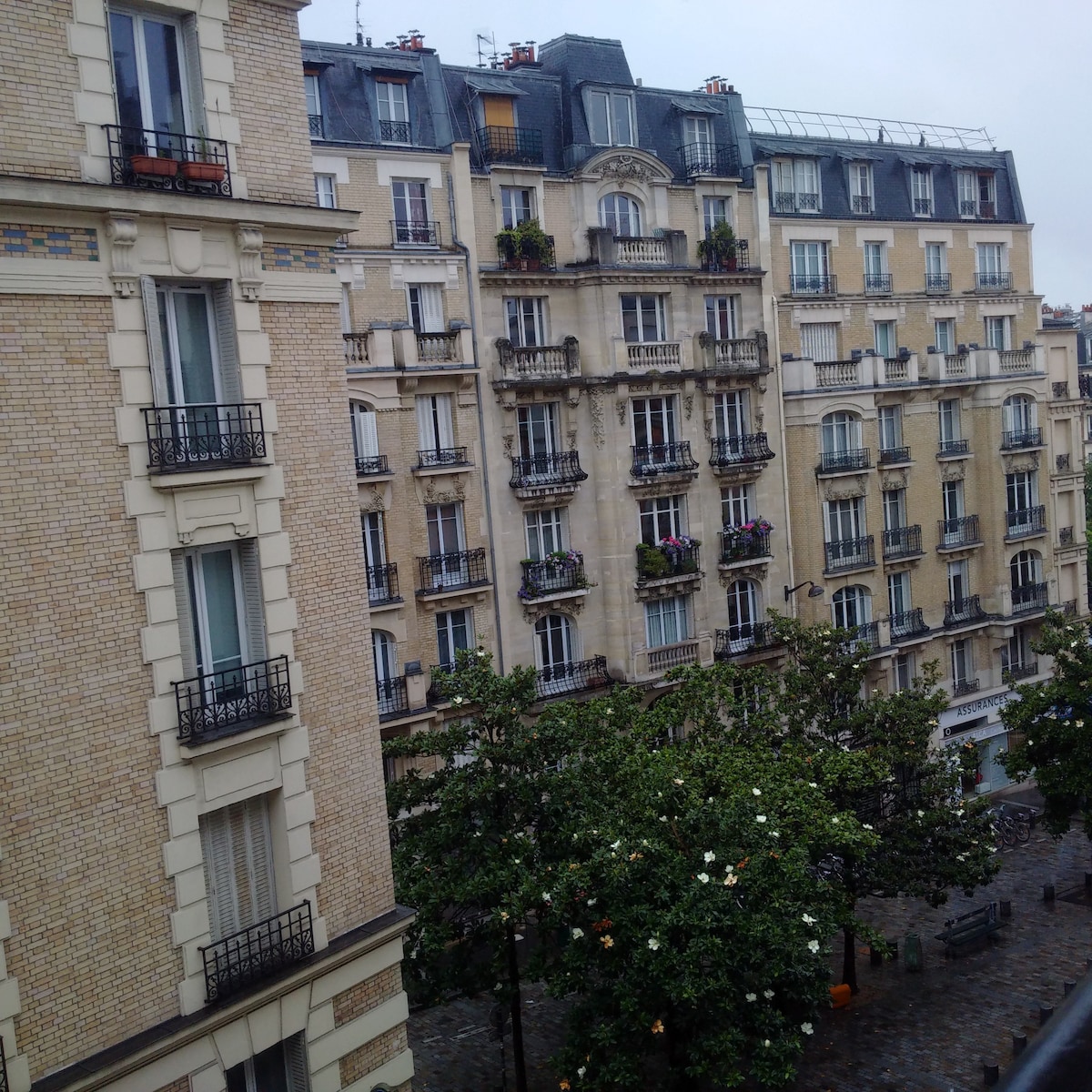 典型的巴黎1900公寓，带停车位
