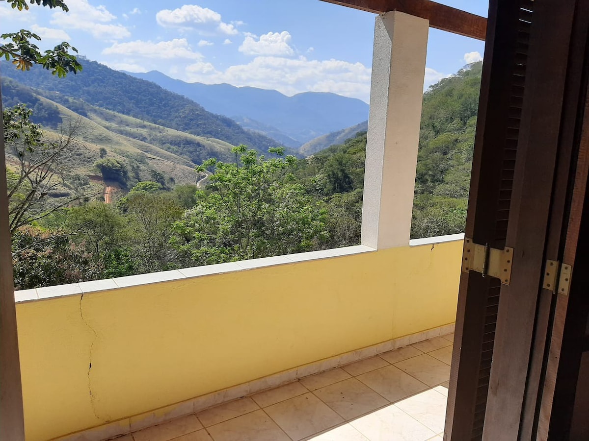 Casa com vista pra Serra da Mantiqueira.
