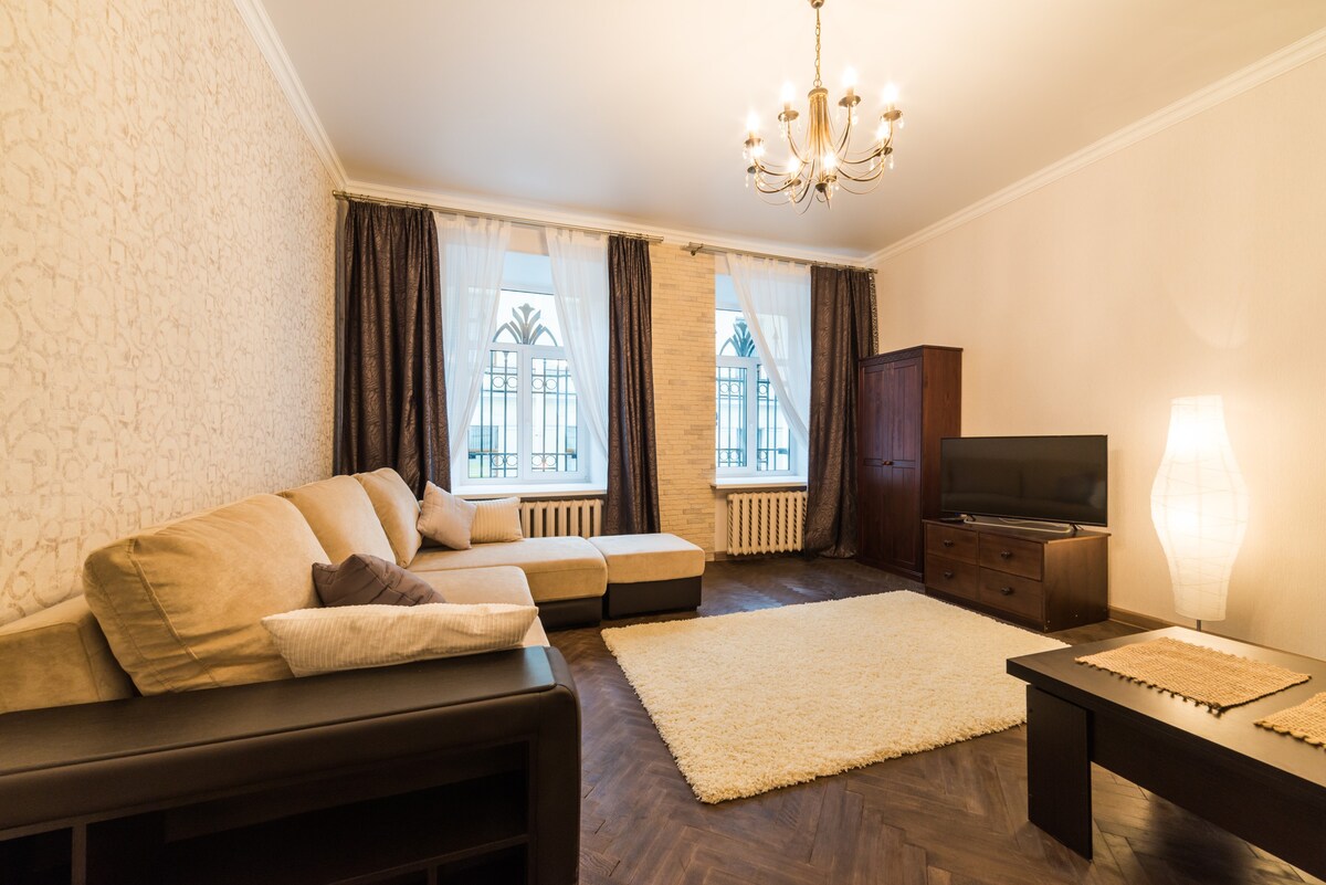 靠近Nevsky的宽敞双人卧室公寓。