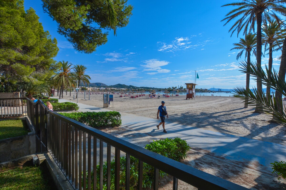 阿尔库迪亚海滩（ Playa de Alcudia ）的第一排公寓