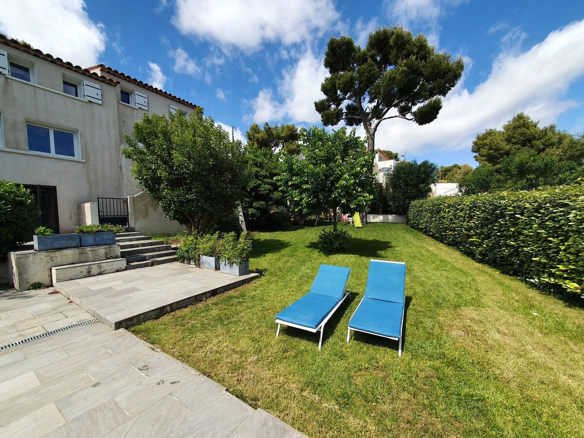 Magnifique villa de 185 m2 (3 chambres) et 1000 m2 de terrain avec panorama sur les hauteurs de Marseille. Parfaitement équipée avec piscine, cuisine d'été, terrasses et barbecues.
Idéal pour des vacances en famille ou entre amis.