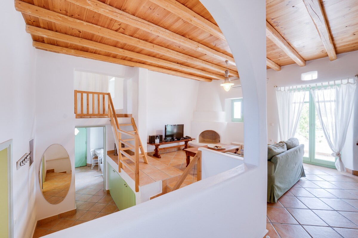 Stylish villa for 6 in a luxury complex in Paros