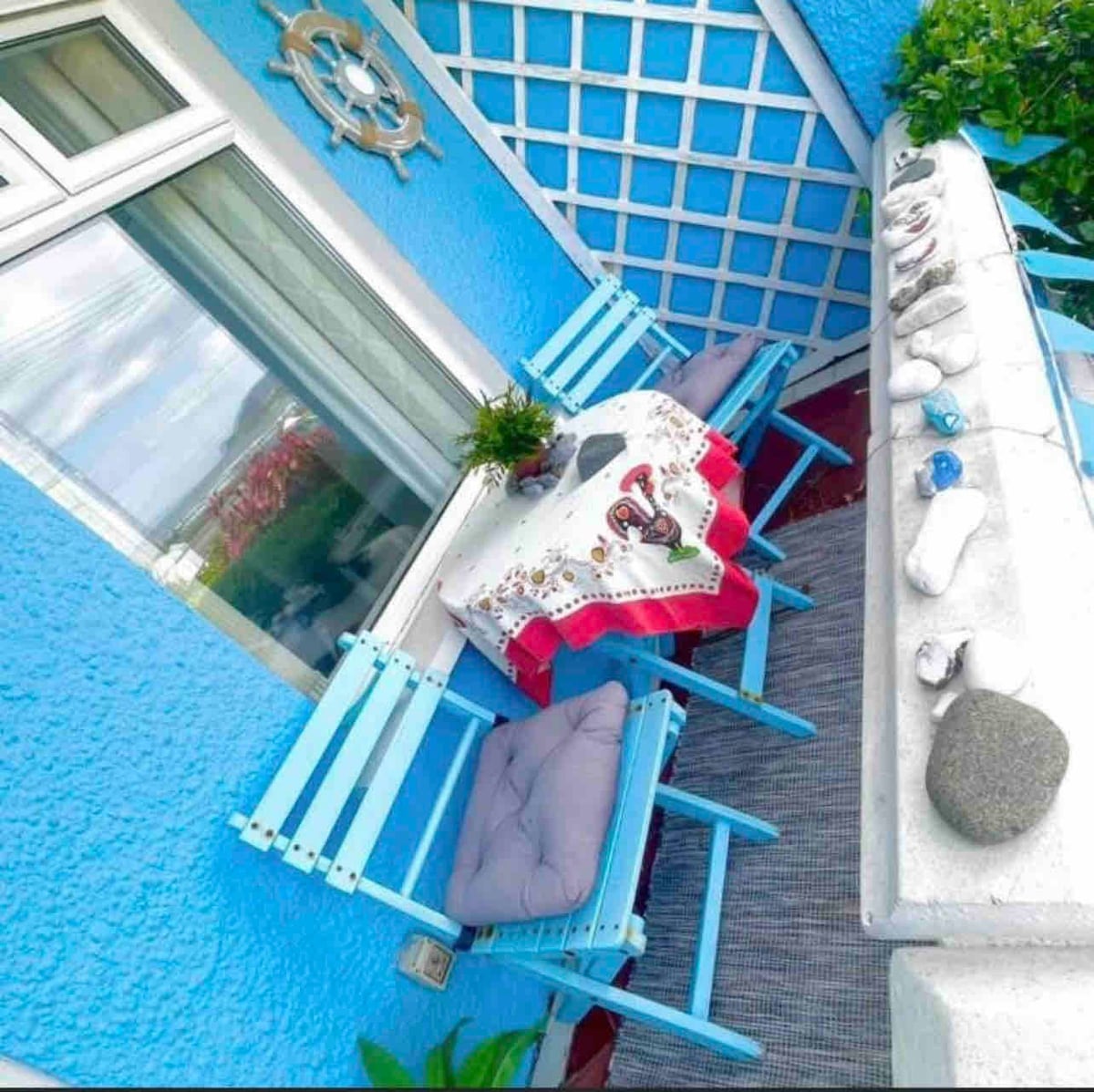 🌴位于海滩上的蓝色小海滨别墅。