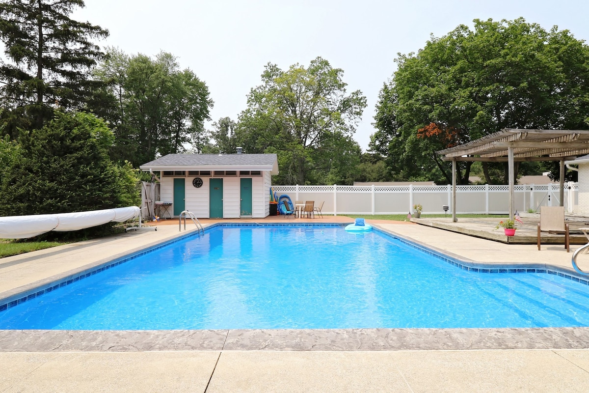 1 Bedroom NE Fort Wayne with outdoor pool.