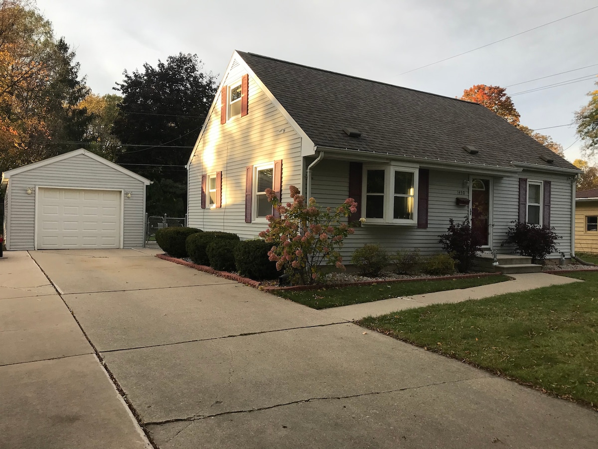 3 Bedroom home 15 minute walk to Lambeau Field