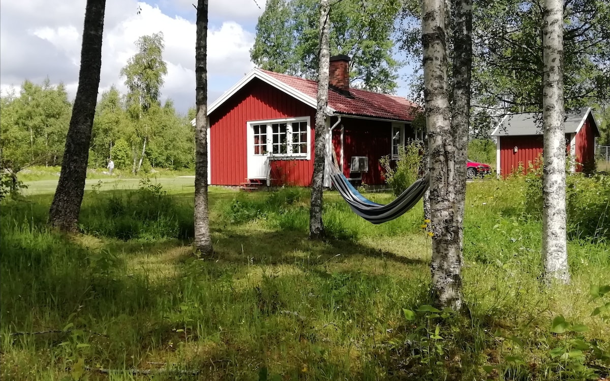 在Småland森林乡村小屋安静入住