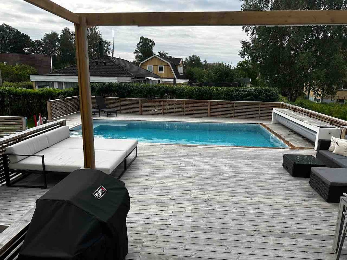 Mysigt hus med privat pool i Sollentuna