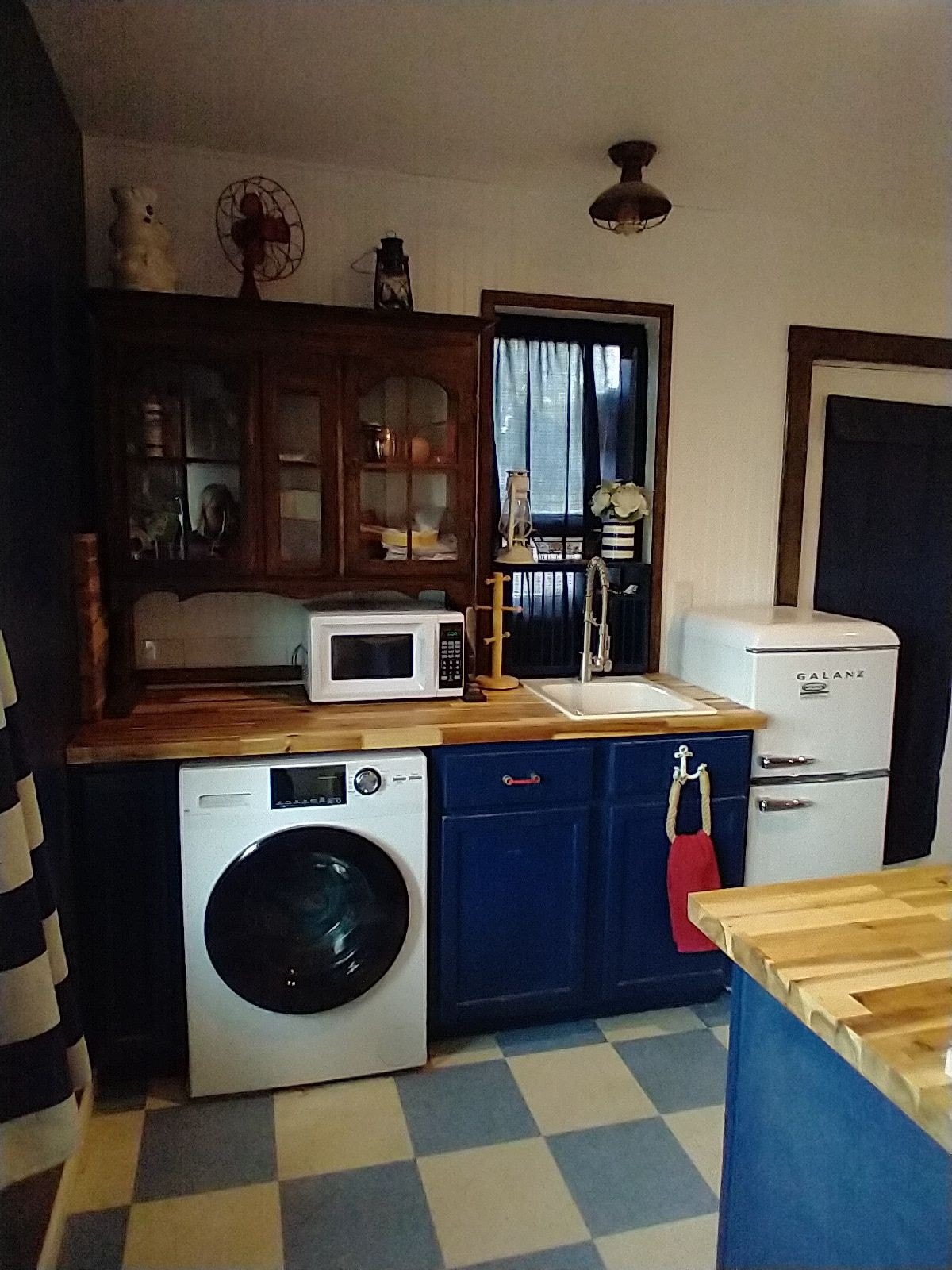 Guest Suite with private entrance wash/dryer combo