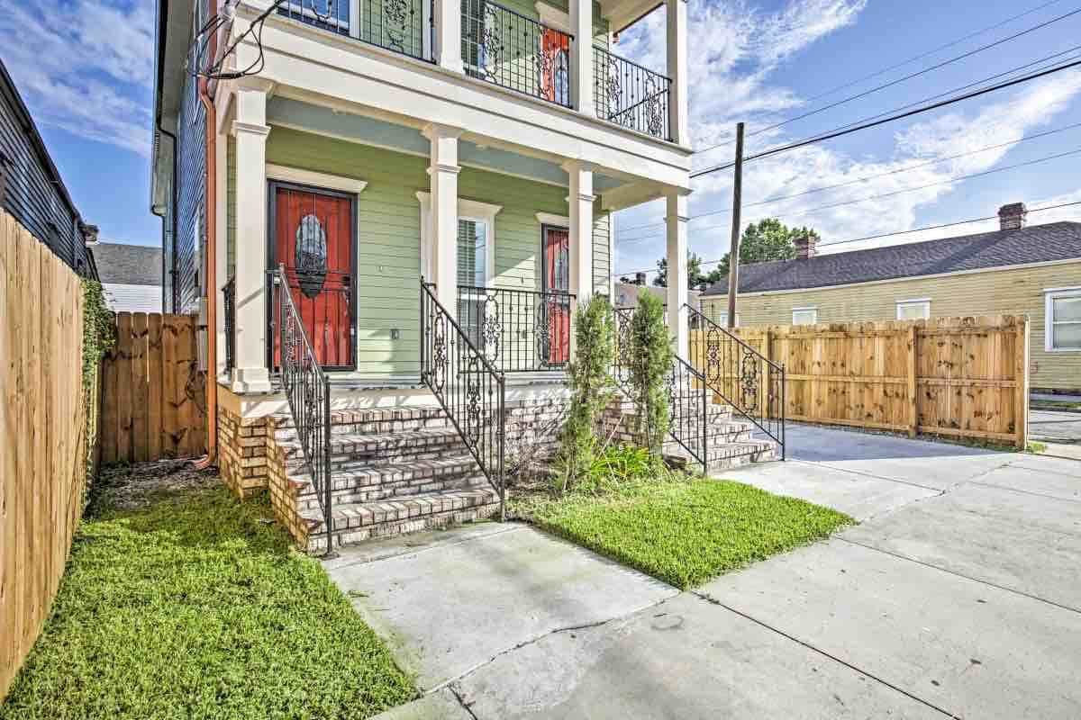 ✶ 2 MILES from French Quarter with free parking ✶