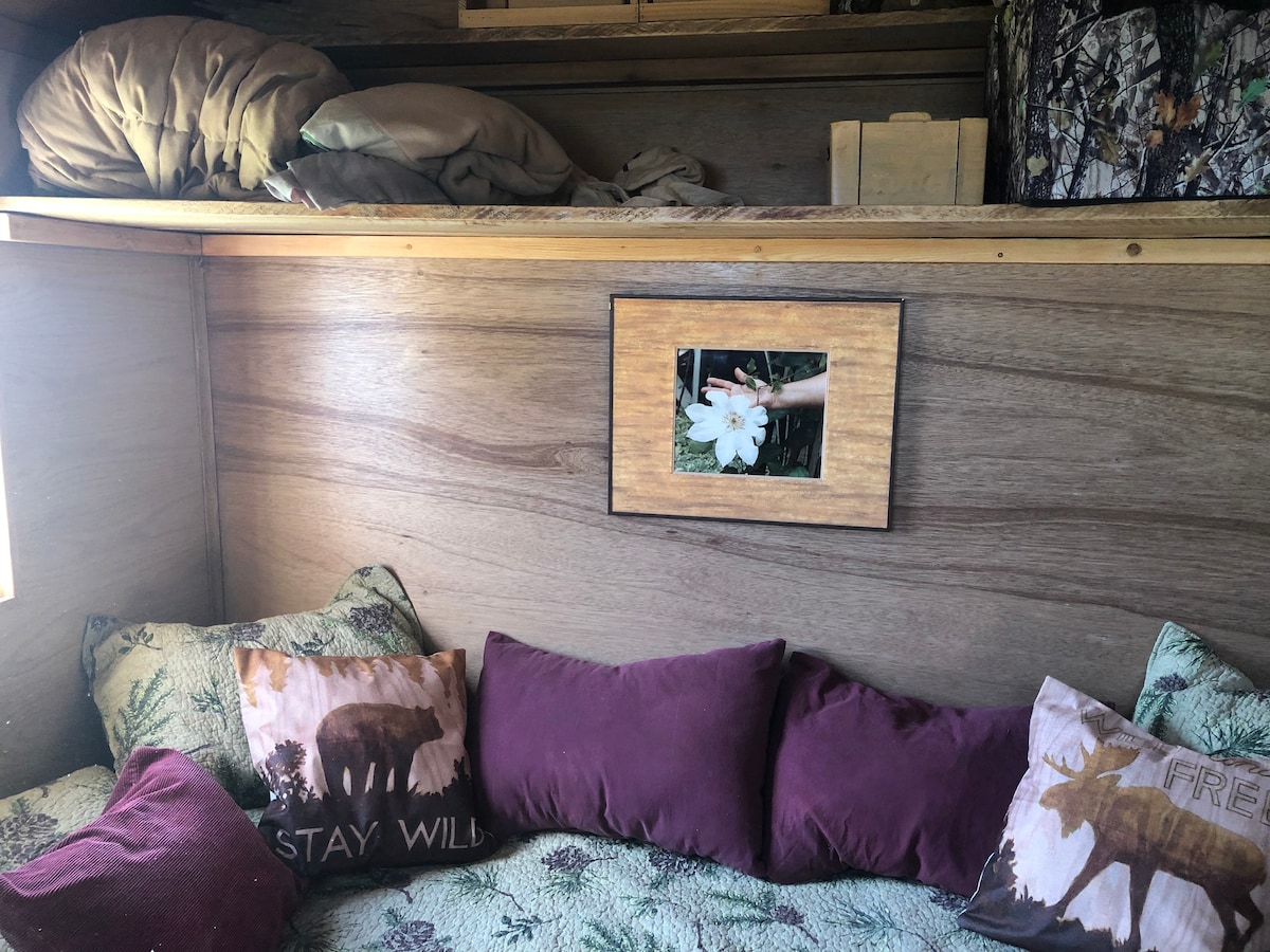 Glamping Cedar ManCave by the Bluff at Kilchers