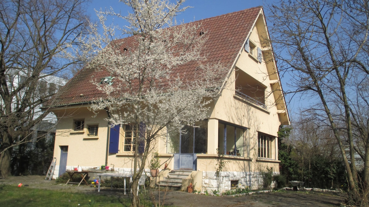 Chambre avec balcon - Maison rustique et jardin